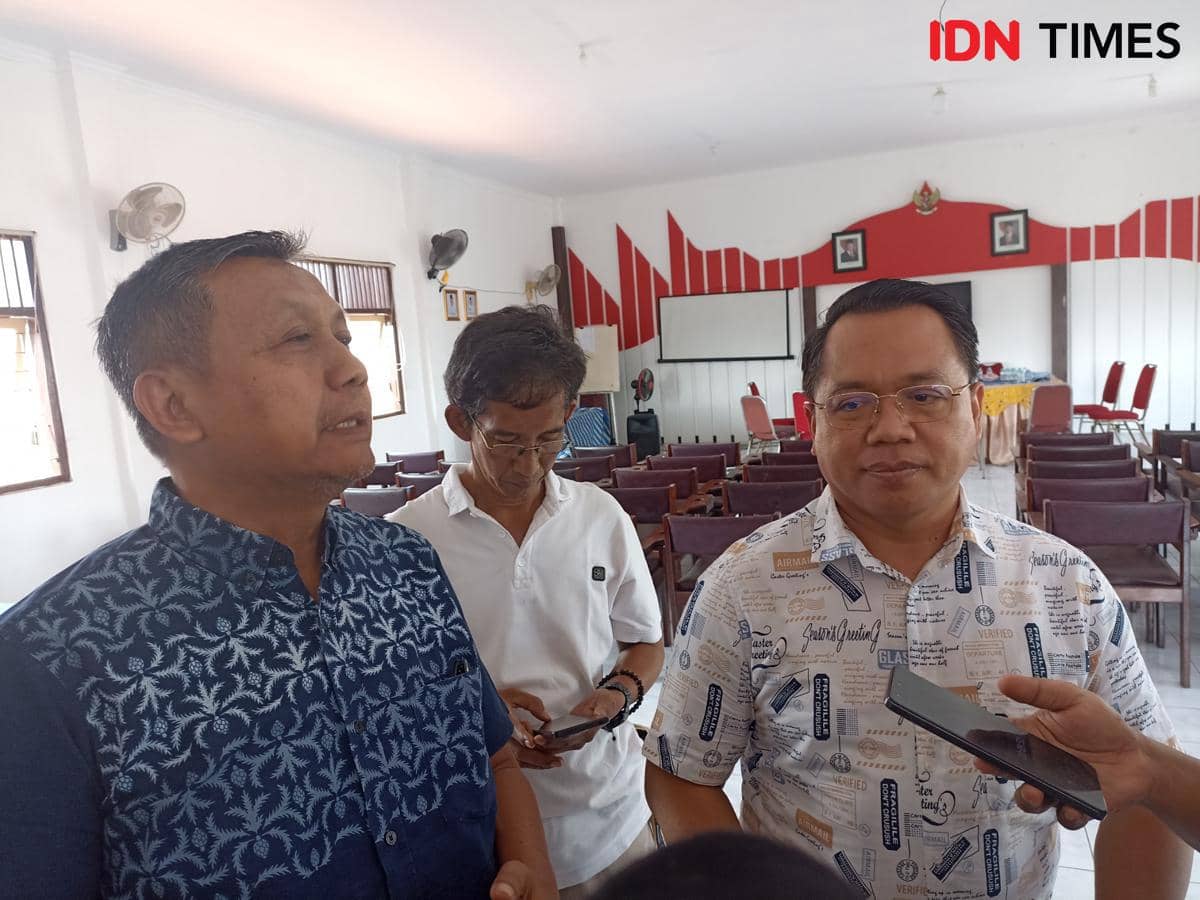 Kuncar Asriyanto, Ketua KKMP Sampangan, bersama para anggota memprotes pengosongan KKMP Sampangan.