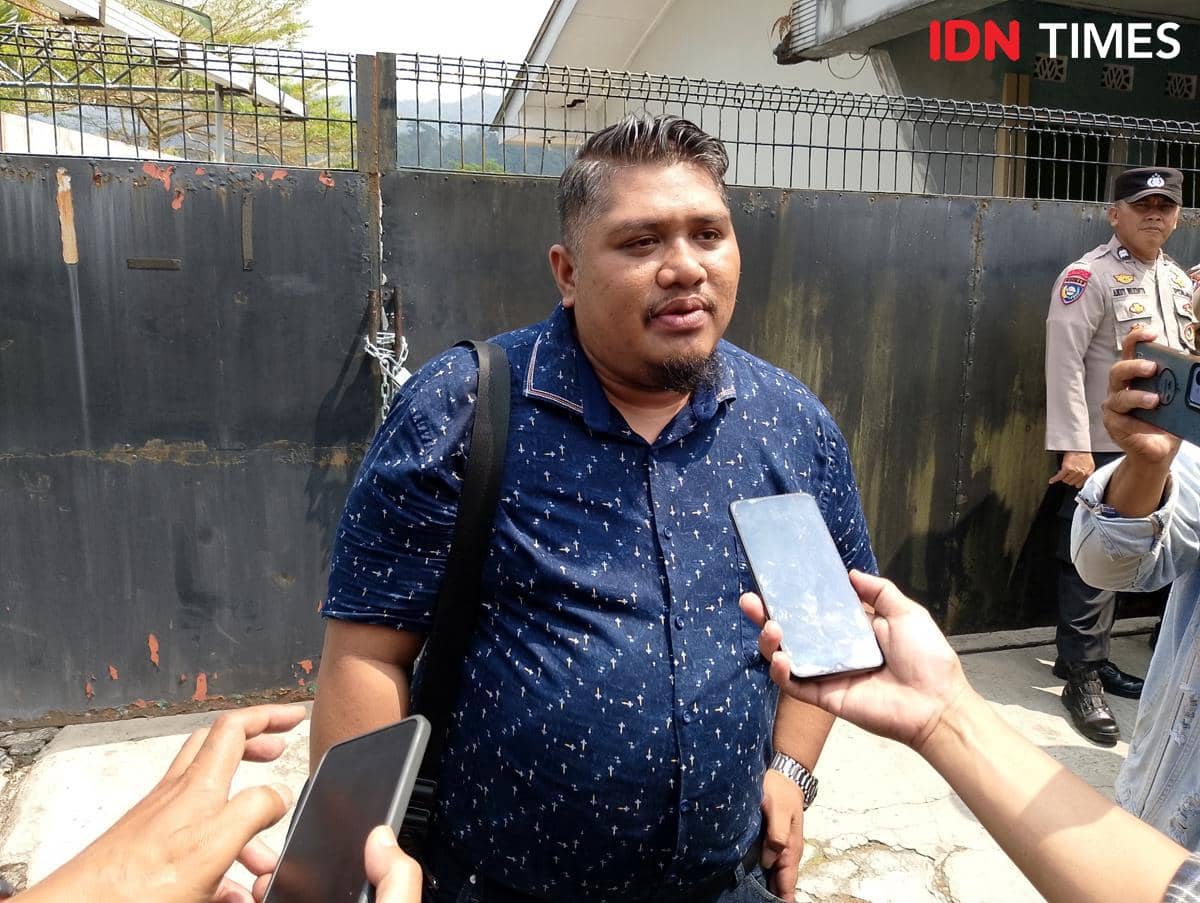 Kuasa hukum Aris, Kurniawan Tri Wibowo, menyampaikan penyesalan atas kericuhan pada Kamis, 20 Agustus 2026.