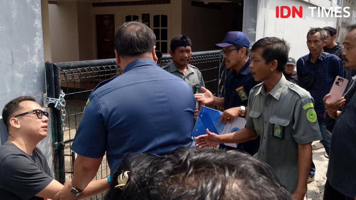 Sejumlah massa pendukung Rezha Paleva berdiri di depan Hotel Kencana Sari yang digembok saat eksekusi di Purwokerto.