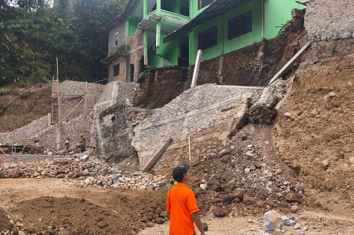 Pondasi Jebol 20 Meter, Bangunan Sekolah di Magetan Longsor