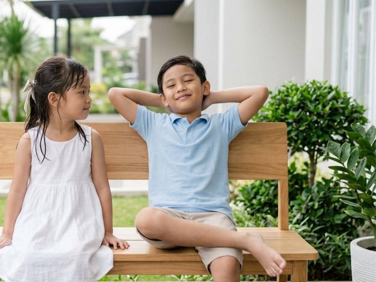 Ilustrasi seorang anak duduk di lantai sambil tersenyum seusai bermain, dikelilingi mainan berwarna-warni.