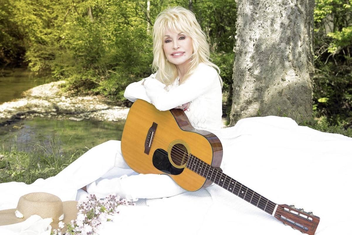 5 Judul Buku Favorit Dolly Parton untuk Temani Waktu Luang