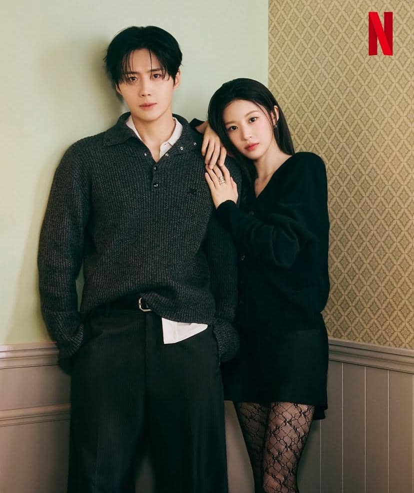 Kim Seon Ho dan Go Youn Jung berpose bersama untuk potret yang dibagikan melalui akun Instagram seonho__kim.