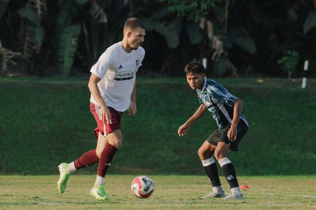 Aksi striker PSM, Luka Cumic (kanan), dalam laga uji coba melawan Persita pada 11 Agustus 2026.
