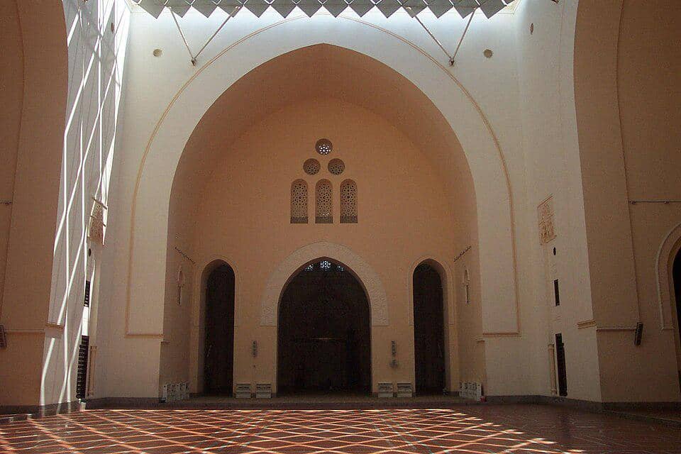 Pelataran Masjid Raja Saud terlihat luas dengan area terbuka dan bangunan masjid sebagai latar di sekitarnya.