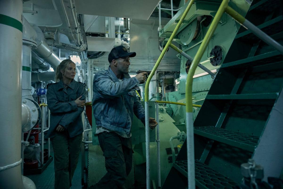 Jason Statham dalam salah satu adegan film Mutiny produksi MadRiver Pictures dan Punch Palace Productions.