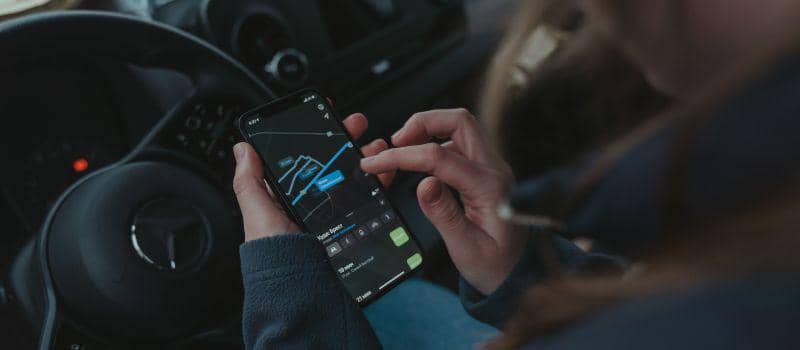 Penggunaan aplikasi navigasi GPS melalui smartphone.