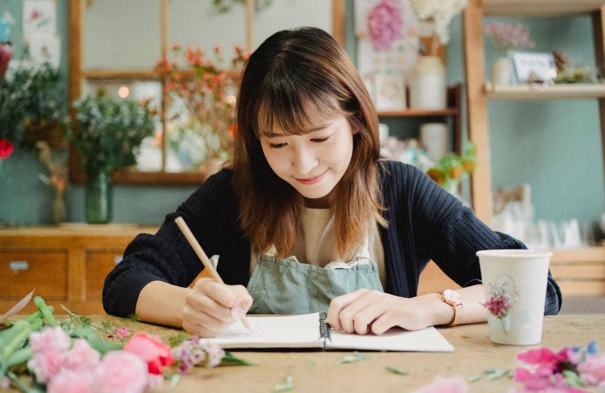 ilustrasi wanita menulis