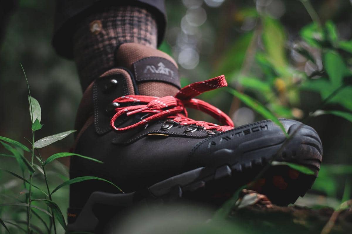 ilustrasi sepatu hiking