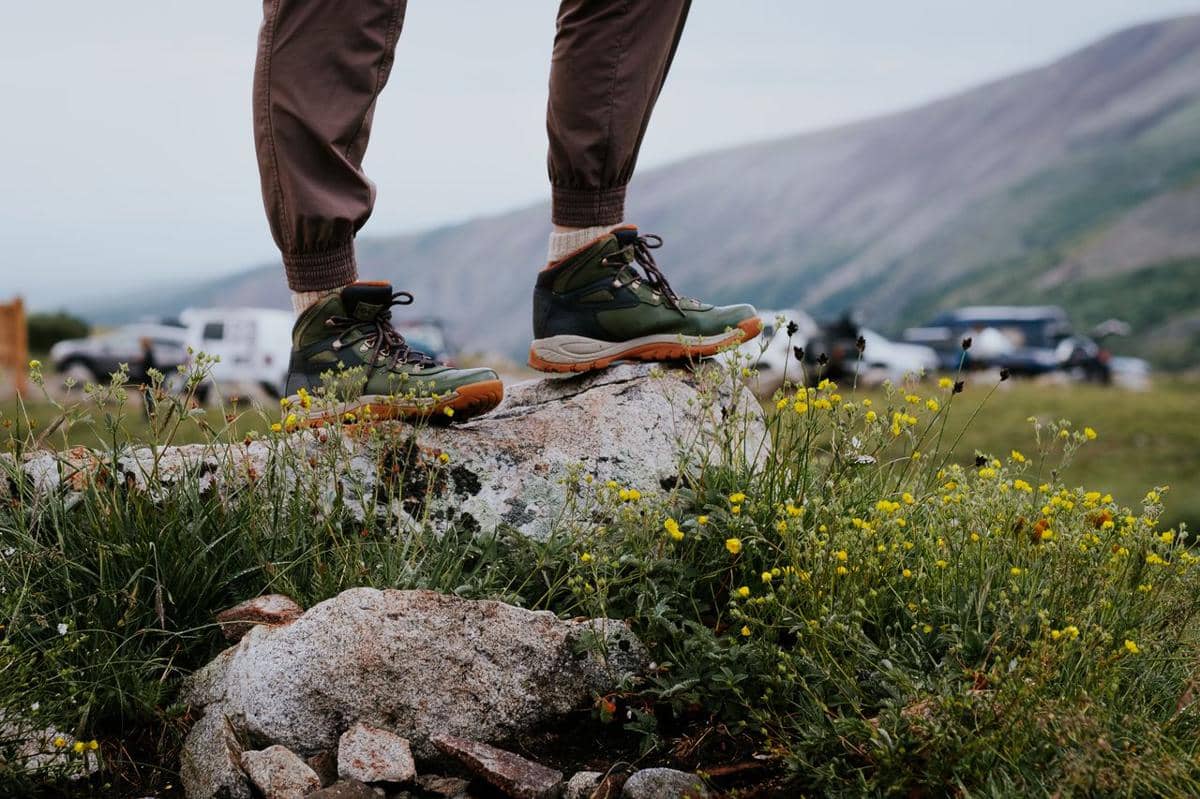 ilustrasi sepatu hiking