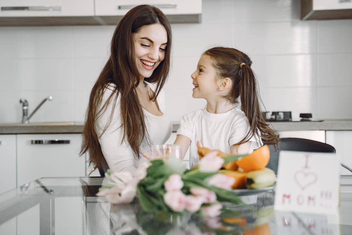 5 Dampak Overprotective Parenting, Bisa Melukai Anak!