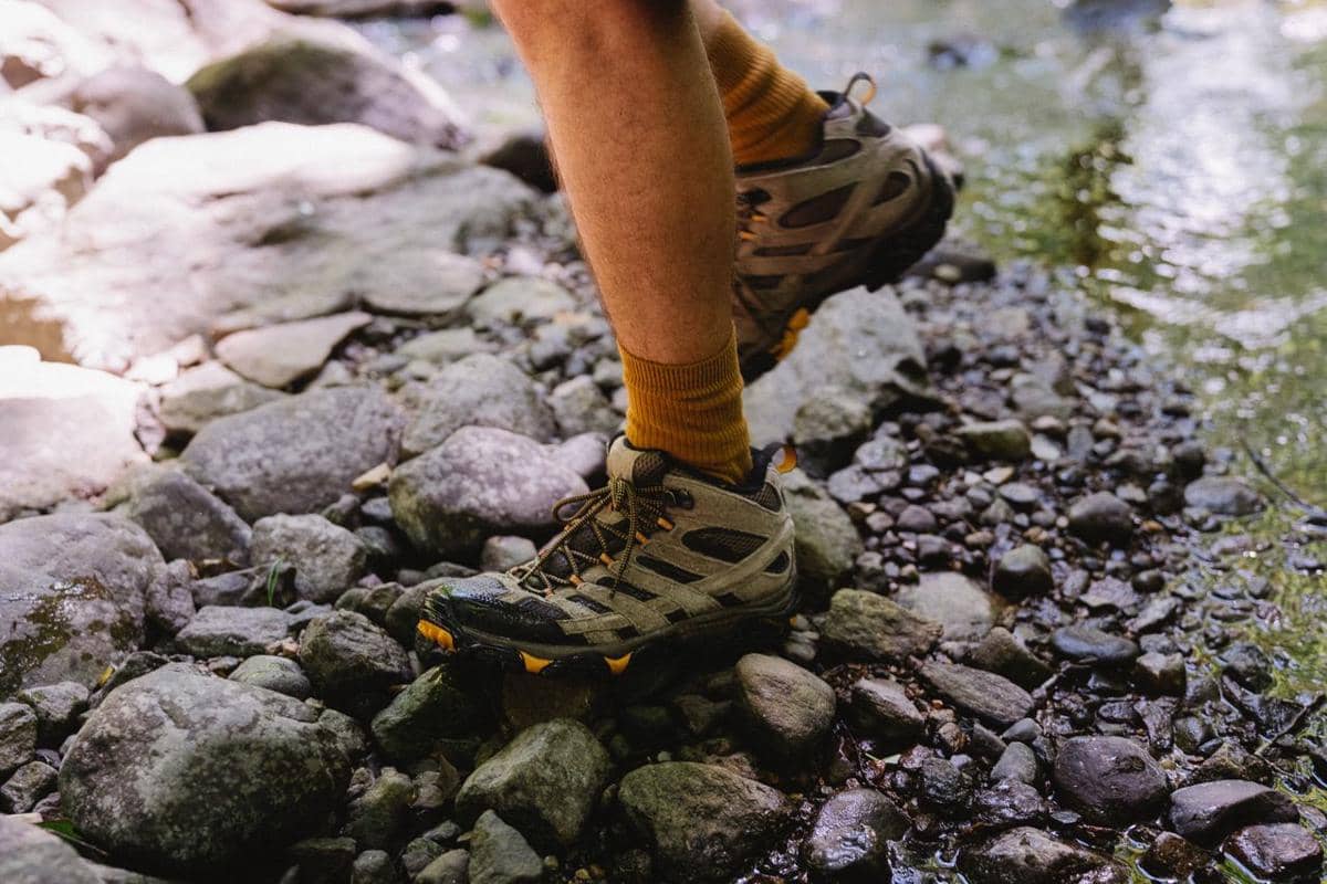 5 Tips Memilih Sepatu Hiking di Medan Berbatu, Cek Solnya Dulu!