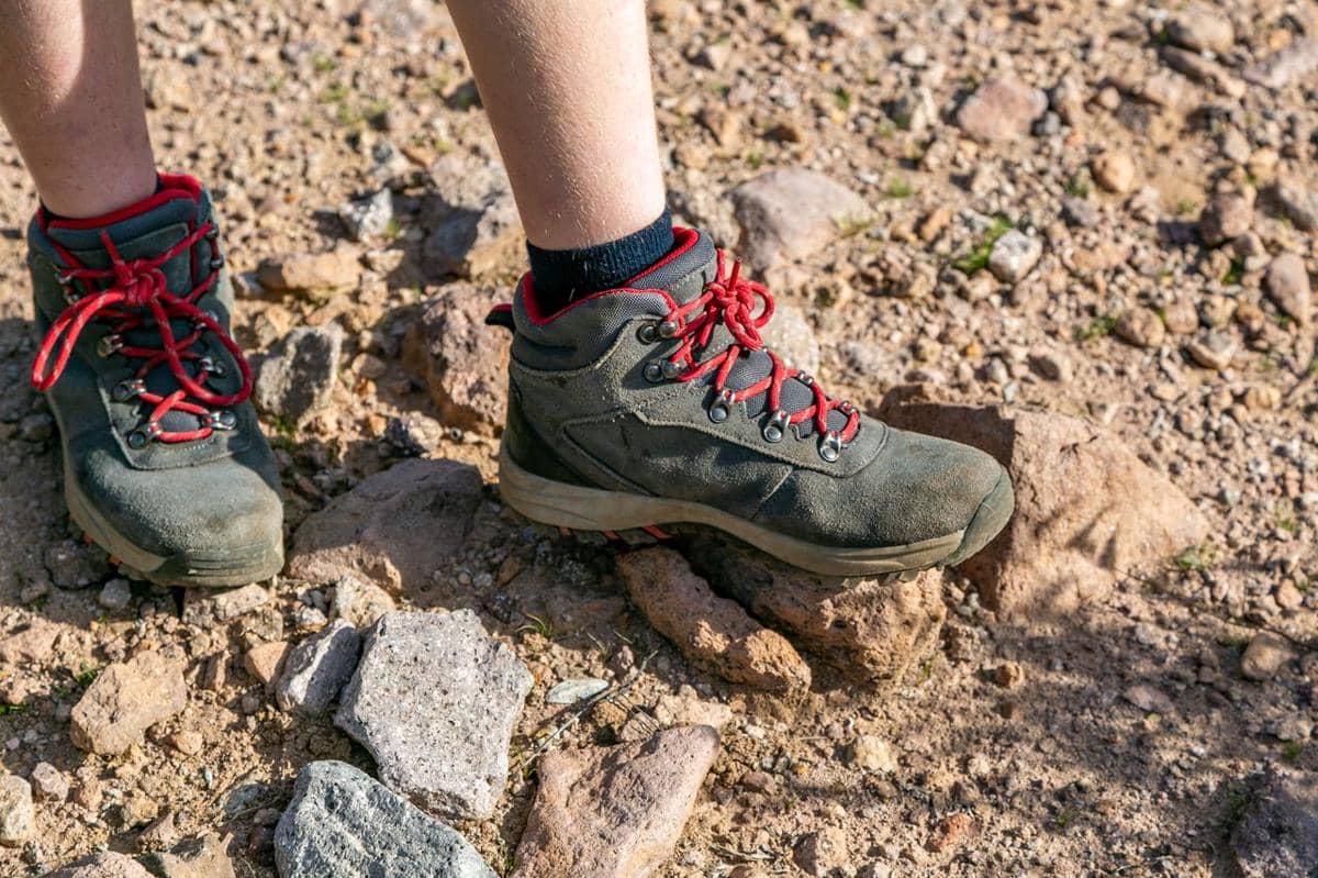 ilustrasi sepatu hiking