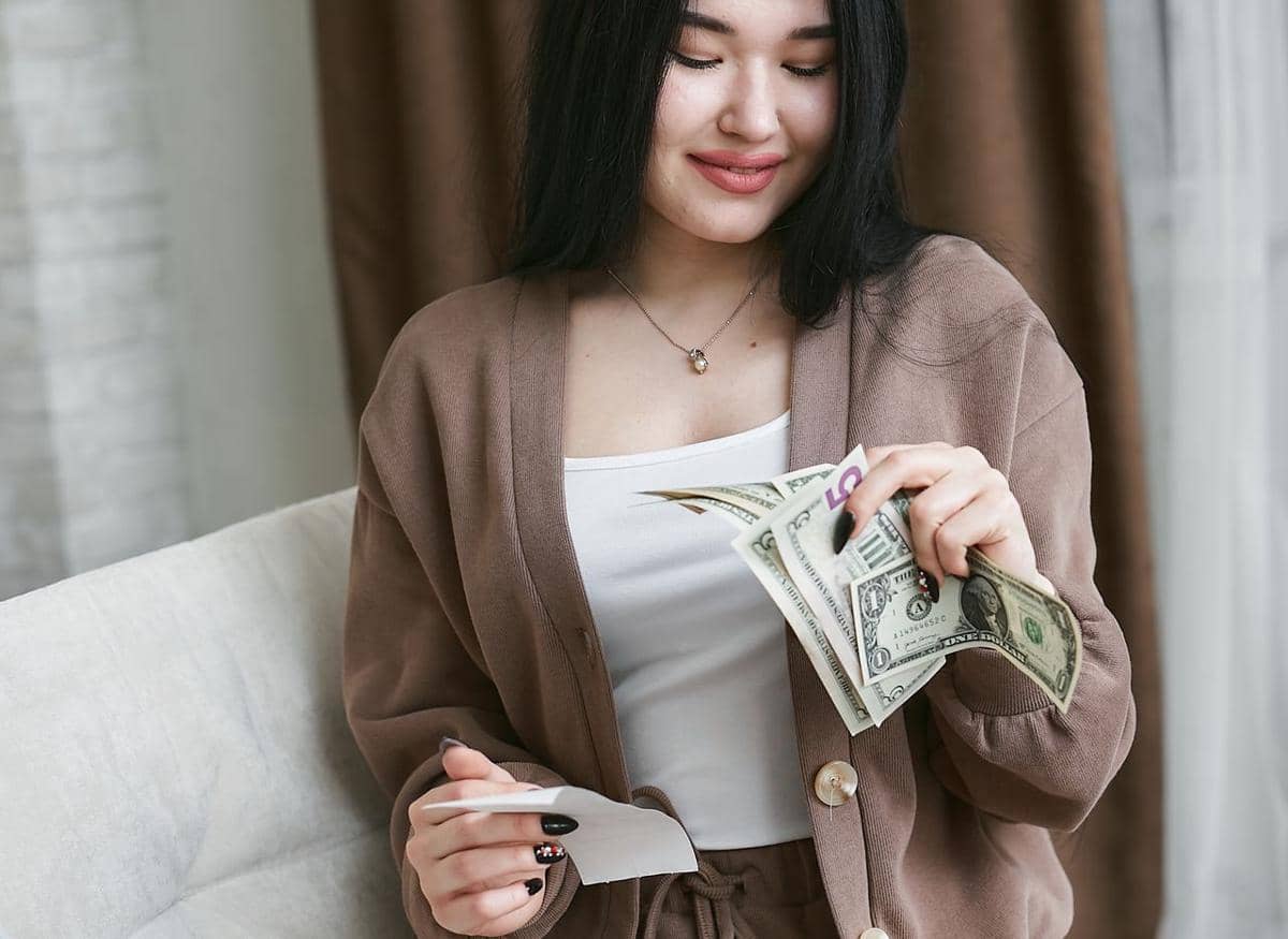 Ilustrasi seorang perempuan mandiri secara finansial
