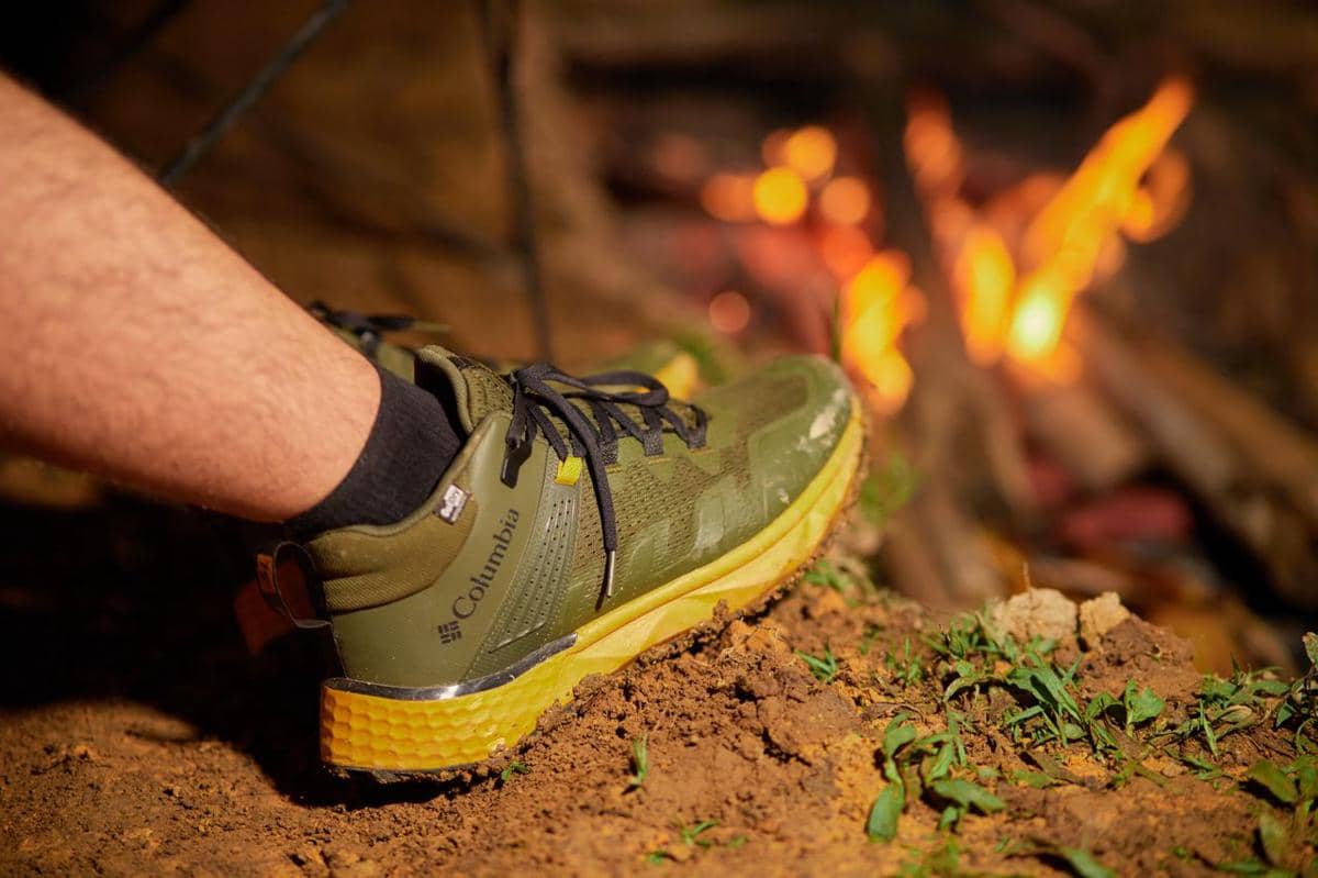 ilustrasi sepatu hiking