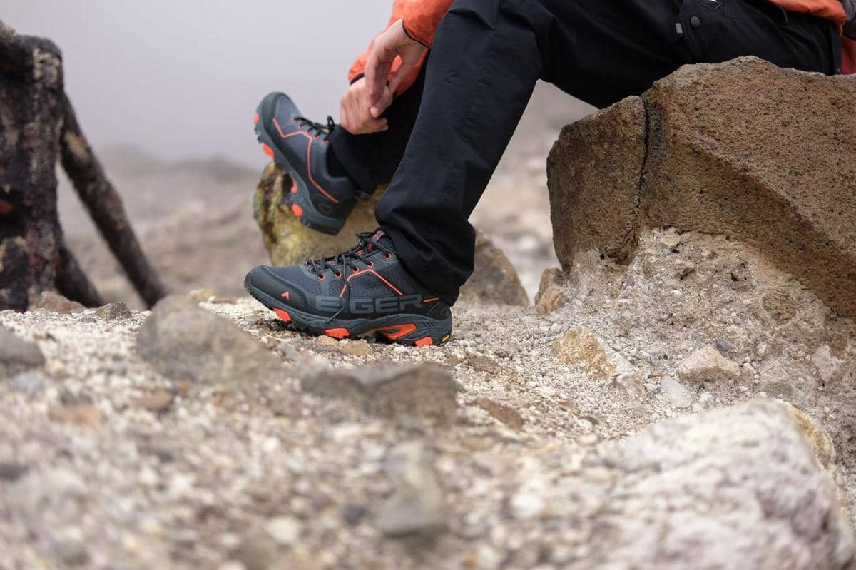 ilustrasi sepatu hiking