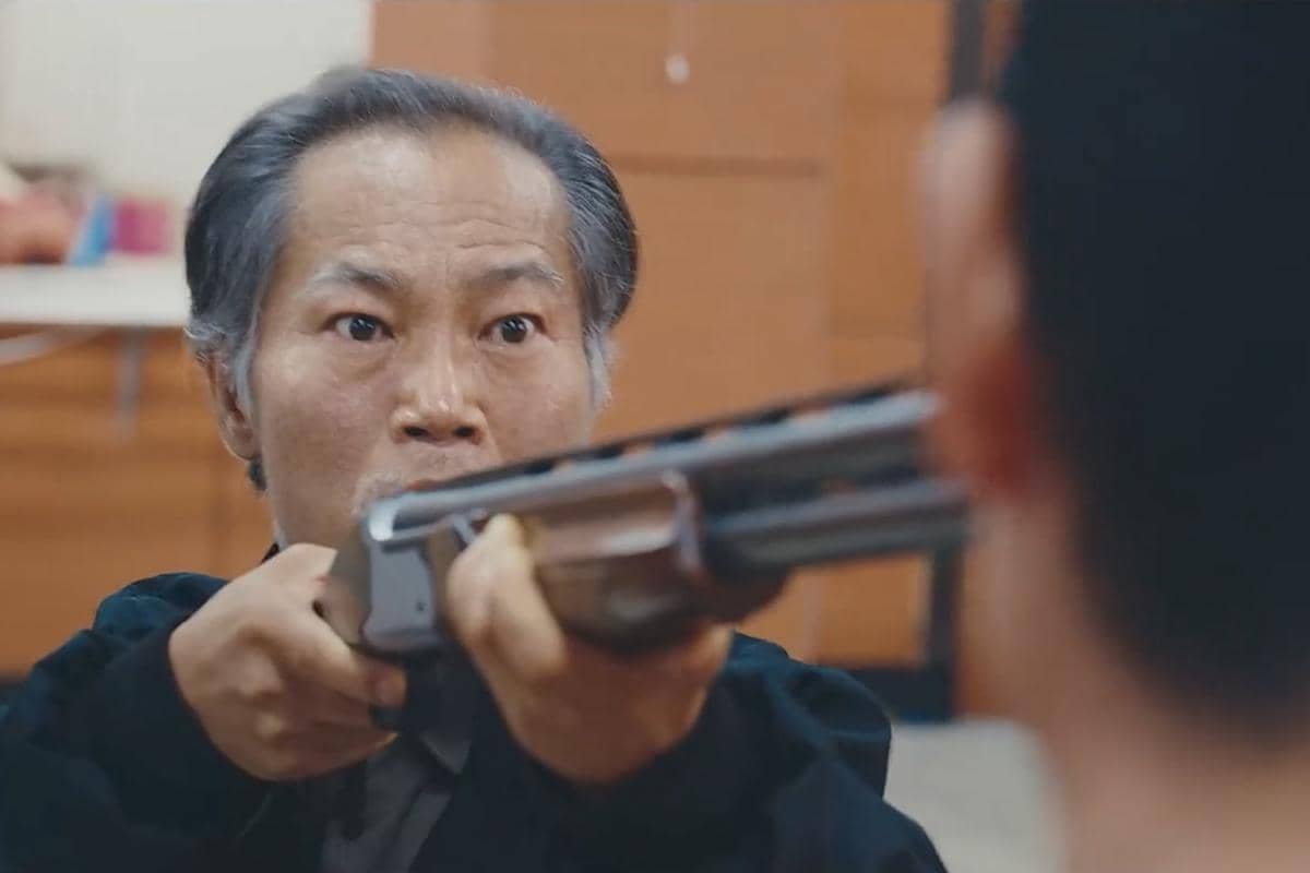 Potongan adegan drama A Bona Fide Killer produksi MBC, menampilkan suasana cerita dan karakter dalam serial tersebut.