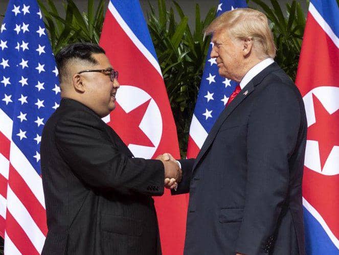 Kim Jong Un dan Trump berjabat tangan di KTT Singapura, 2018.