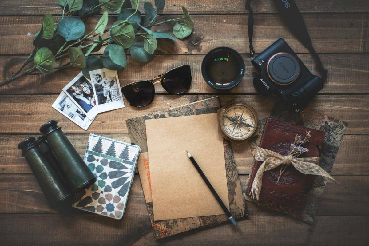 ilustrasi barang-barang traveling