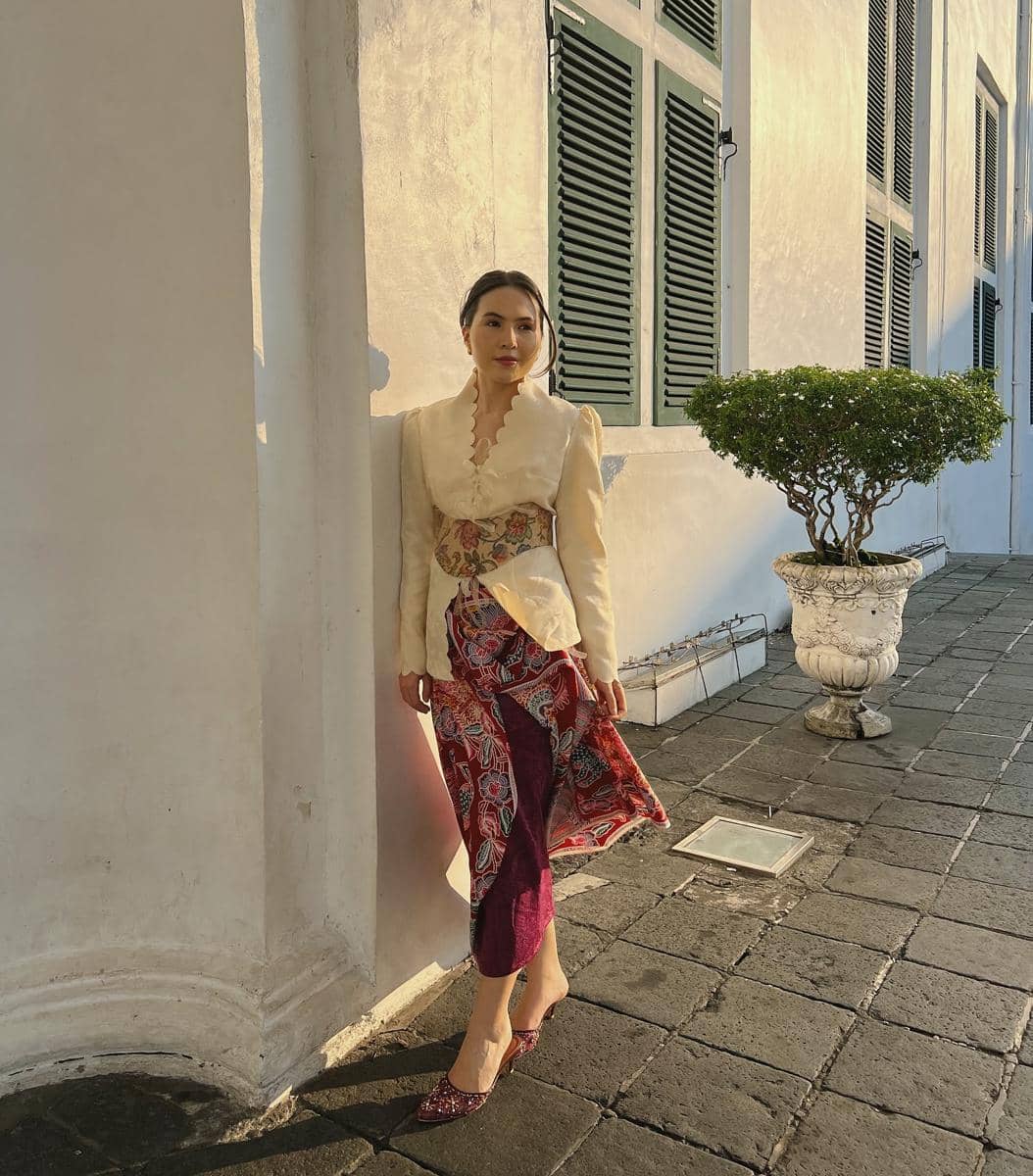 11 Inspirasi Gaya Berbatik ala Olivia Jensen, Anggun!