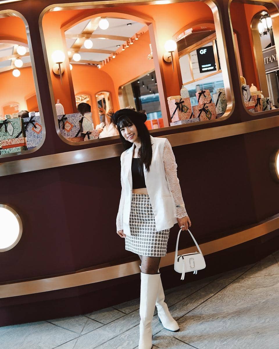 Potret Stella Ou Yang yang dibagikan melalui akun Instagram @stellaouyang sebagai sumber visual utama.