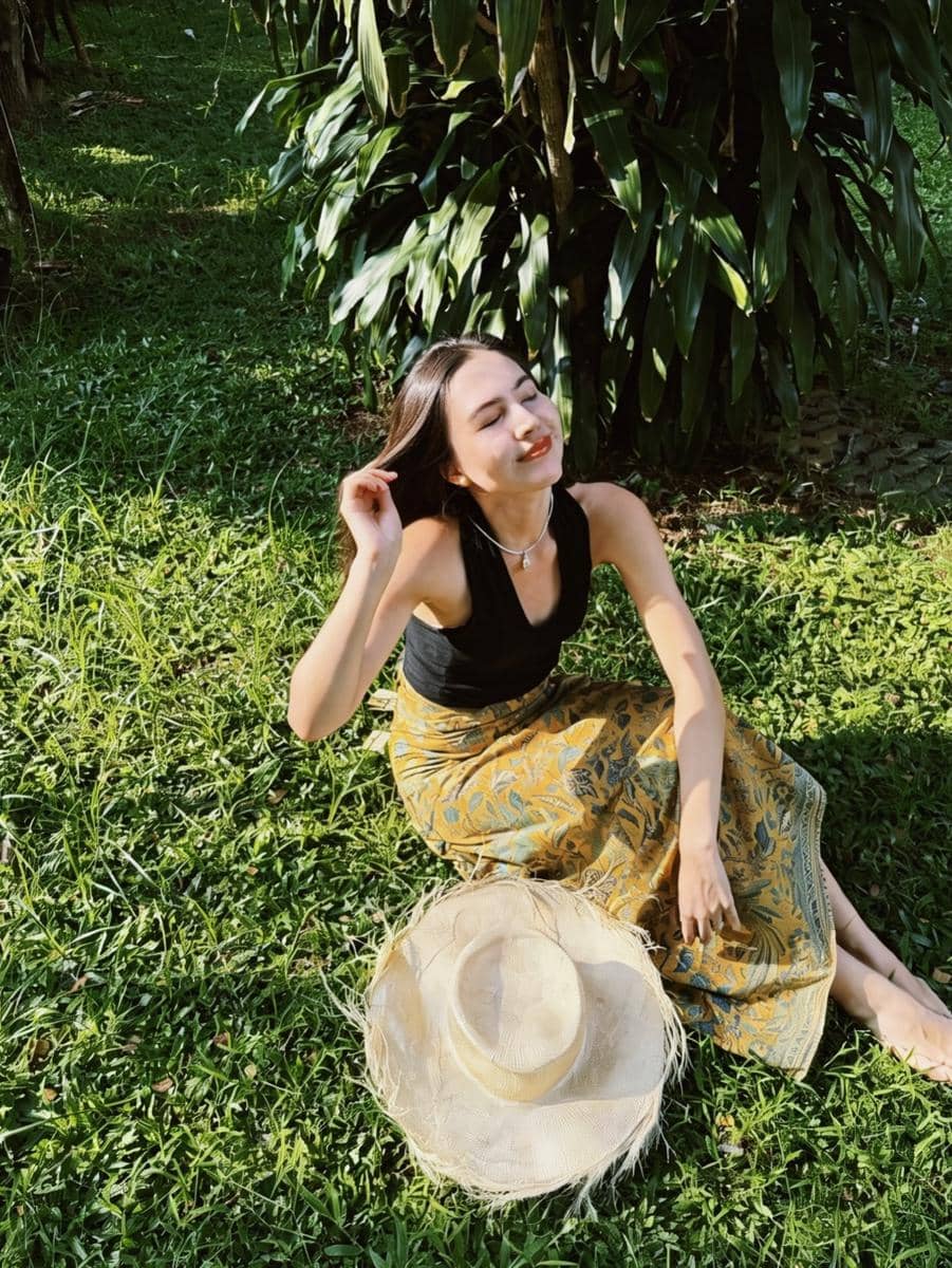 11 Inspirasi Gaya Berbatik ala Olivia Jensen, Anggun!