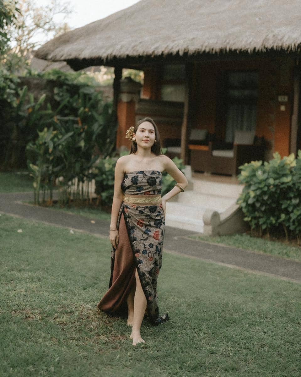11 Inspirasi Gaya Berbatik ala Olivia Jensen, Anggun!