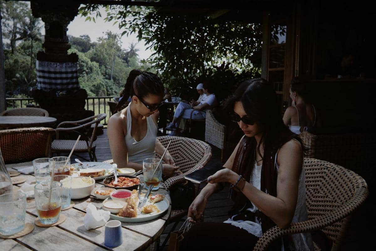 Fita Anggriani dan Sheila Dara liburan di Ubud Bali