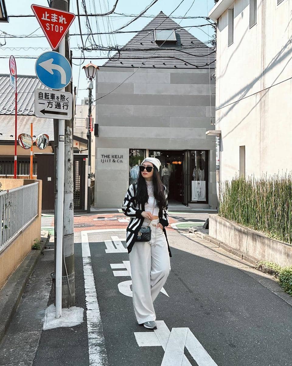 Stella Ou Yang dalam potret yang dibagikan melalui akun Instagram @stellaouyang, menampilkan penampilannya.