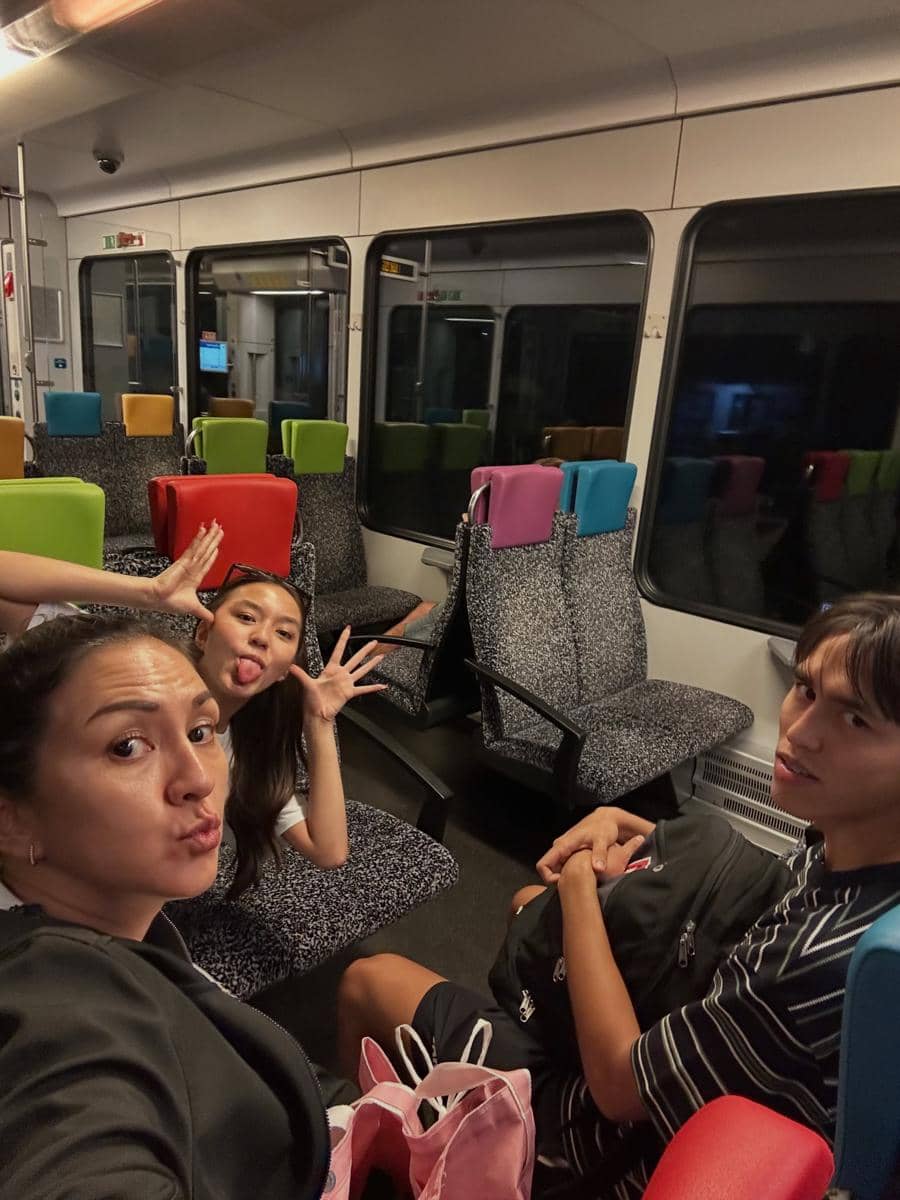 Donna Agnesia dan dua anaknya jalan-jalan di Kota Wil