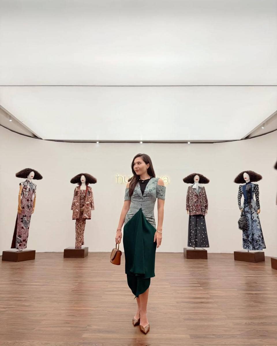 11 Inspirasi Gaya Berbatik ala Olivia Jensen, Anggun!