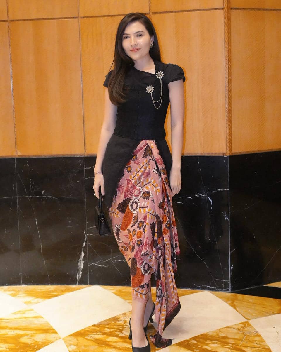 11 Inspirasi Gaya Berbatik ala Olivia Jensen, Anggun!