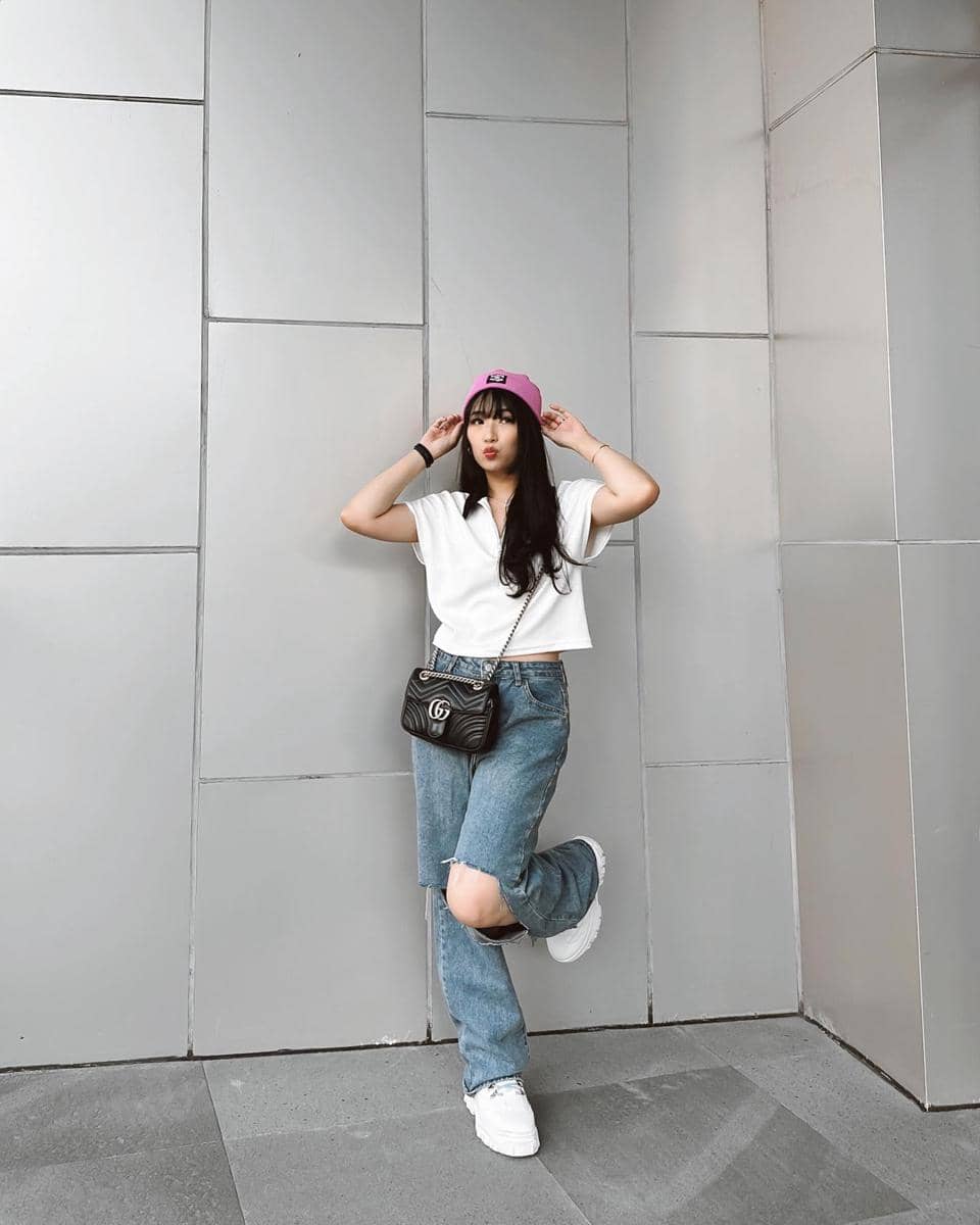 Stella Ou Yang berpose dalam potret yang diunggah di akun Instagram @stellaouyang dengan gaya kasual.