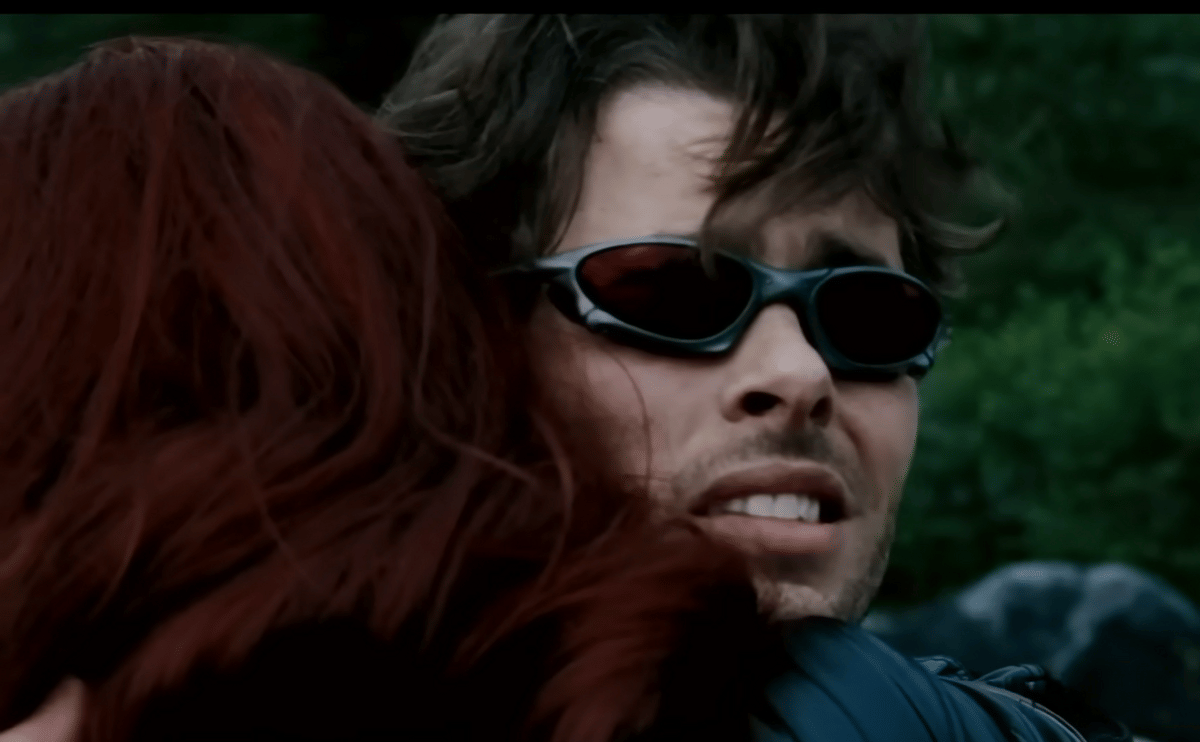 Jean Grey memeluk Cyclops dalam adegan dari film X-Men: The Last Stand produksi 20th Century Fox.