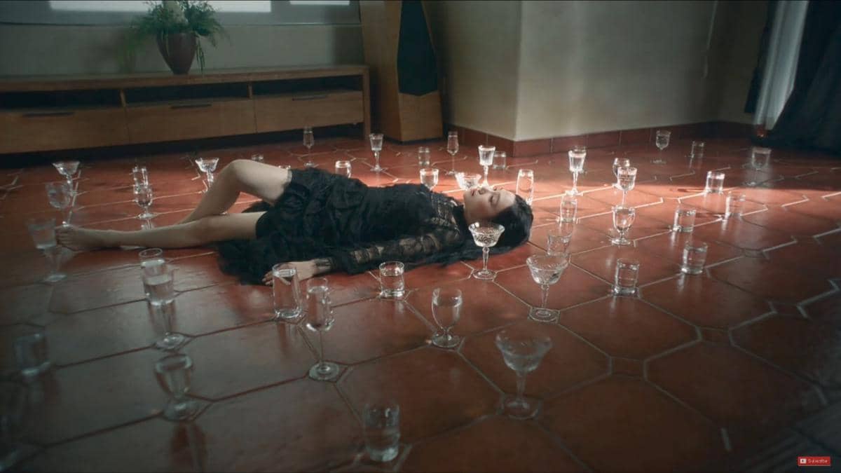Tiffany Young tampil dalam cuplikan video musik “Edge of Calm” yang diunggah di kanal YouTube resminya.