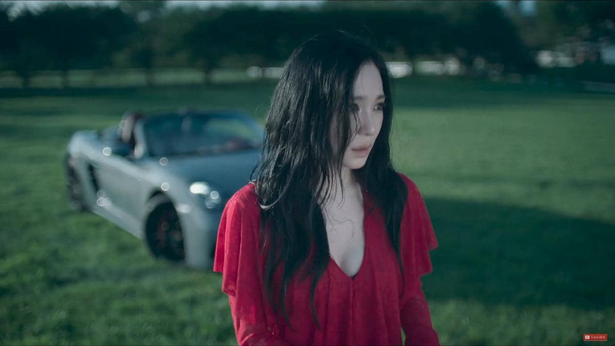 Cuplikan video musik “Edge of Calm” oleh Tiffany Young dari unggahan kanal YouTube resmi sang penyanyi.