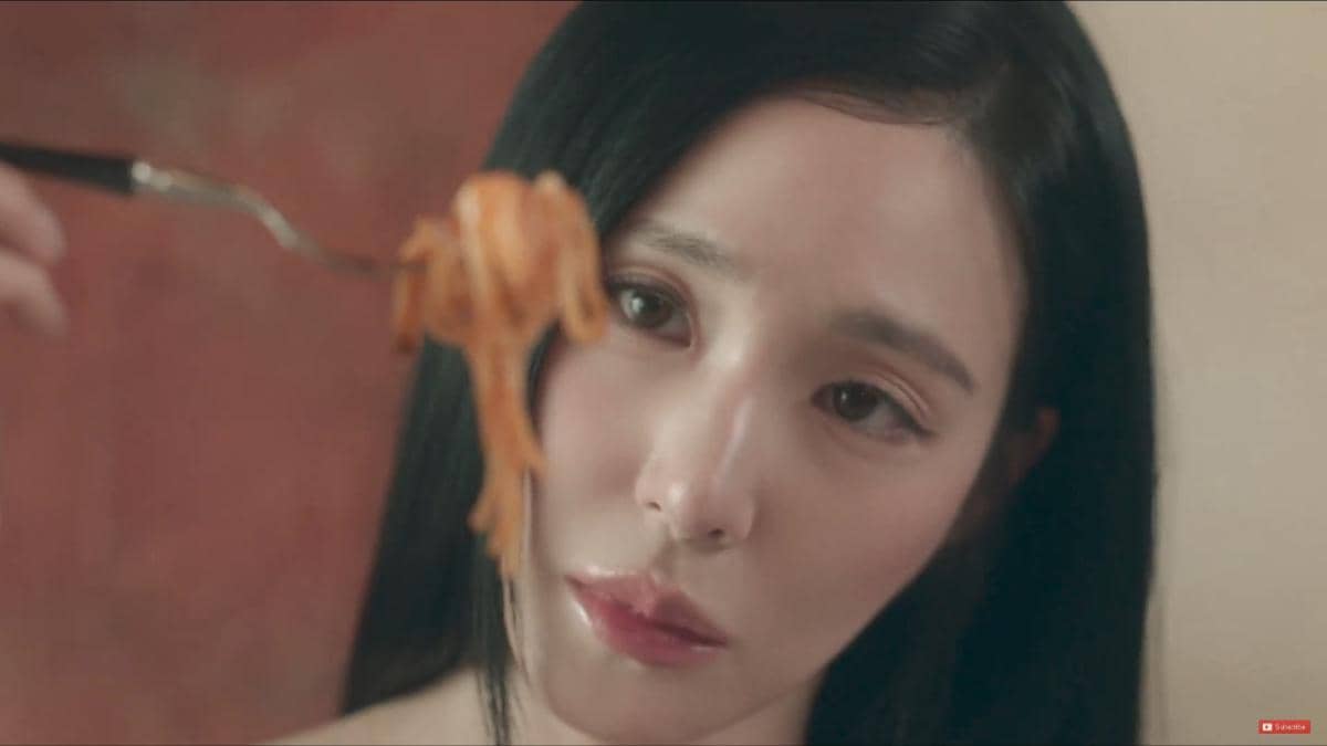 Tangkapan layar cuplikan video musik “Edge of Calm” oleh penyanyi Tiffany Young di kanal YouTube resminya.