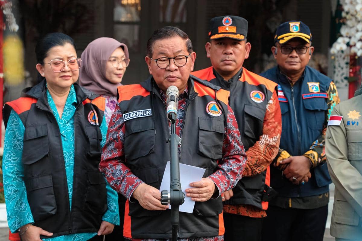 Gubernur DKI Jakarta, Pramono Anung, melepas secara langsung pengiriman bantuan kemanusiaan untuk masyarakat terdampak gempa bumi di NTT, Ka