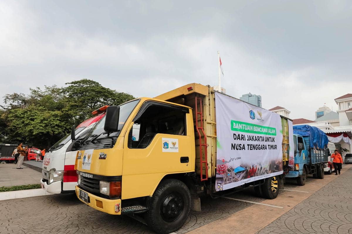 Gubernur DKI Jakarta, Pramono Anung, melepas secara langsung pengiriman bantuan kemanusiaan untuk masyarakat terdampak gempa bumi di NTT, Ka