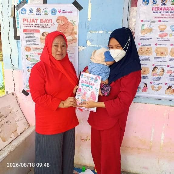 STIKES Panrita Husada menyerahkan modul pelatihan bagi ibu-ibu di Desa Benteng Gantarang, Kecamatan Gantarang, Kabupaten Bulukumba, Sulawesi Selatan, Selasa (18/82026). Dok. Istimewa