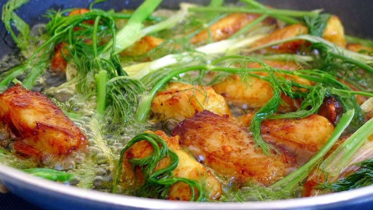 Ilustrasi proses memasak cha ca la vong dalam tayangan resep yang berasal dari kanal YouTube Helen's Recipes.
