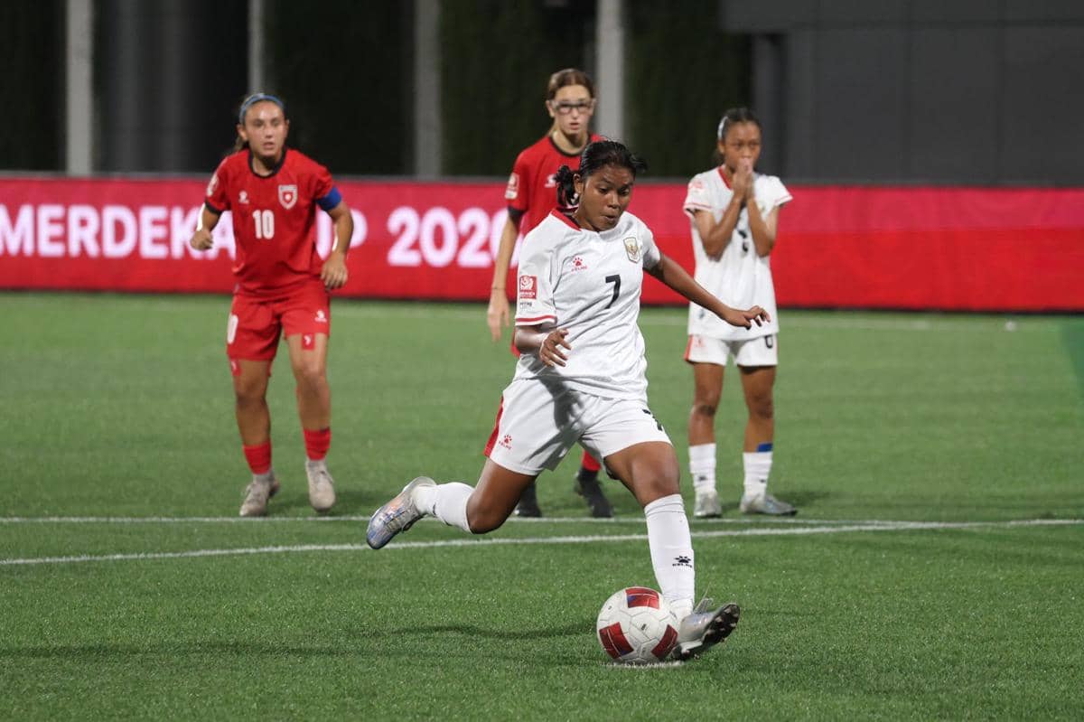 Para pemain Tim Putri Nusantara bersiap menghadapi Yordania dalam pertandingan Srikandi Merdeka Cup 2026 di lapangan.