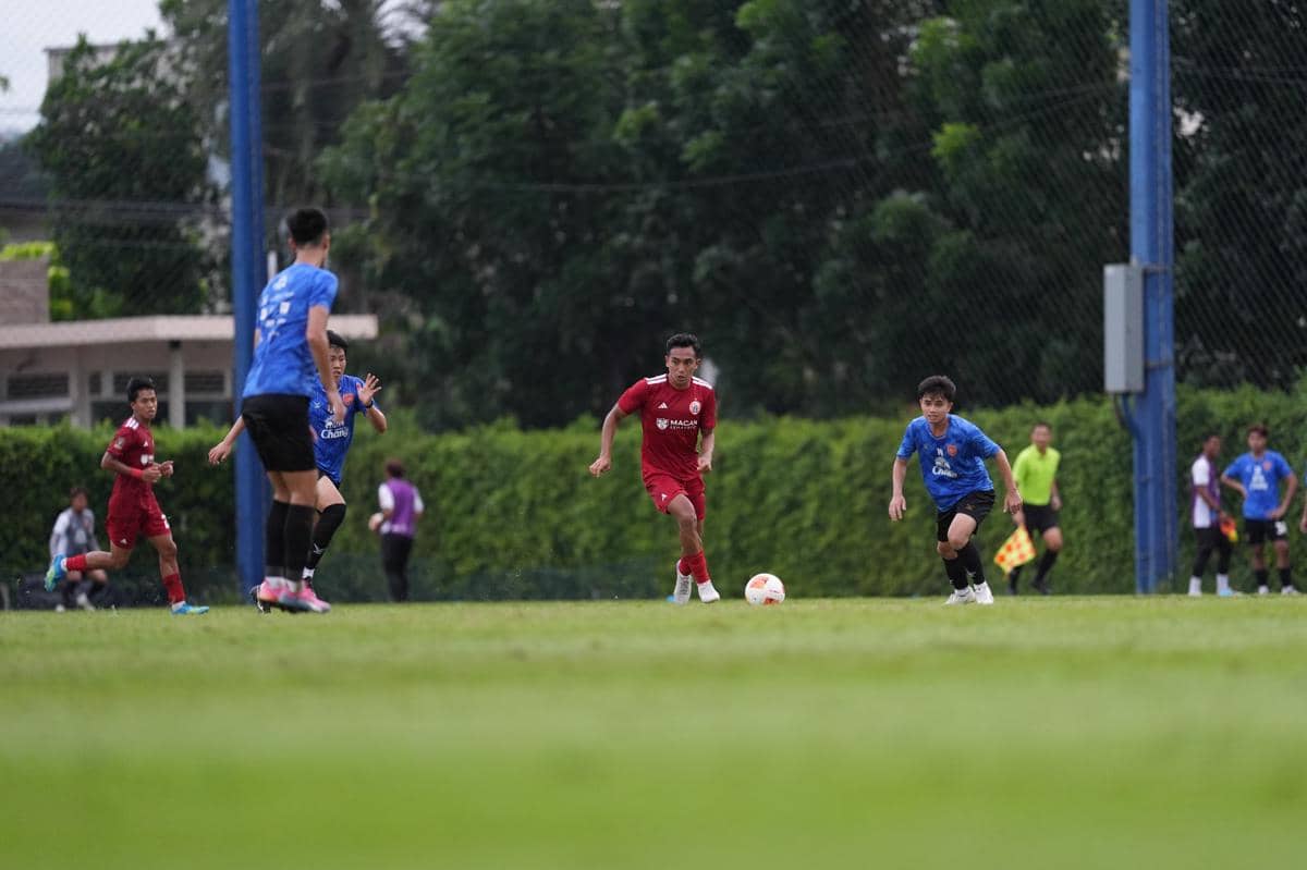 Para pemain Persija Jakarta berduel melawan Police Tero dalam laga uji coba pramusim di lapangan di Thailand.