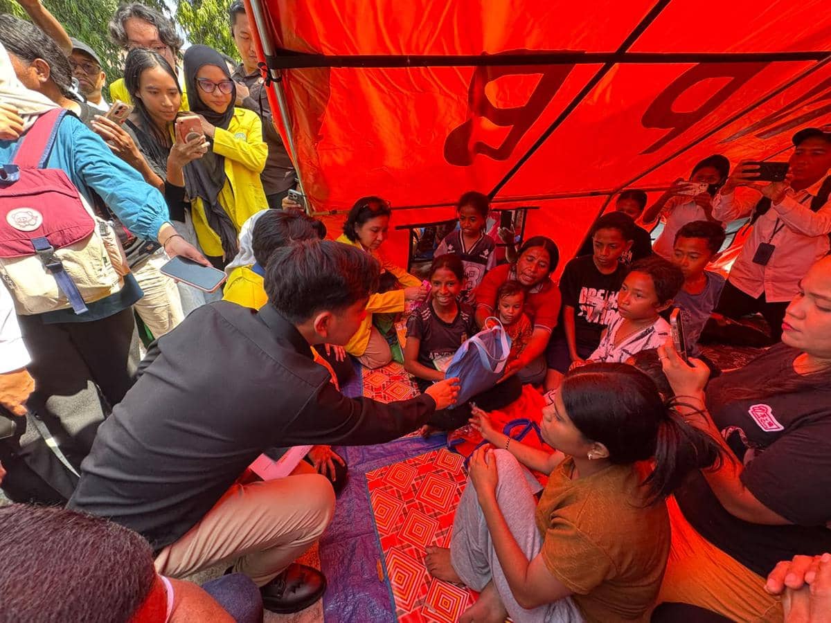 Momen Gibran Ajak Ngobrol Pengungsi di Sikka NTT: Anaknya Sudah Makan?
