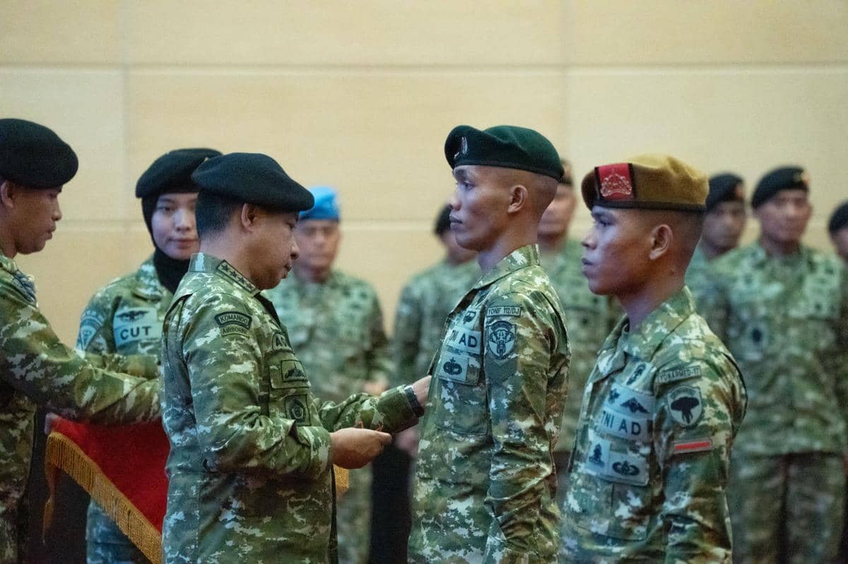 Panglima TNI Naikkan Pangkat Dua Prajurit Penurun Bendera Bulan Bintang