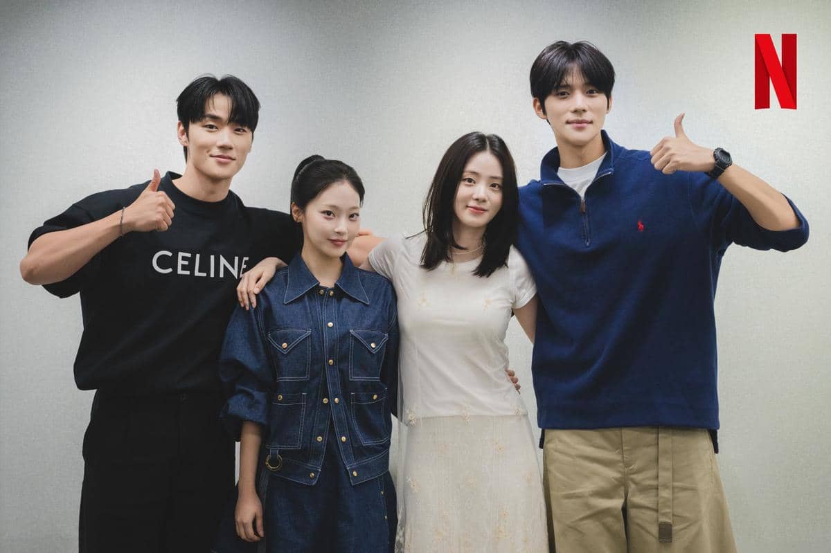 Para pemeran drama Korea No Crushing Allowed berpose bersama dalam potret promosi resmi Netflix Korea.