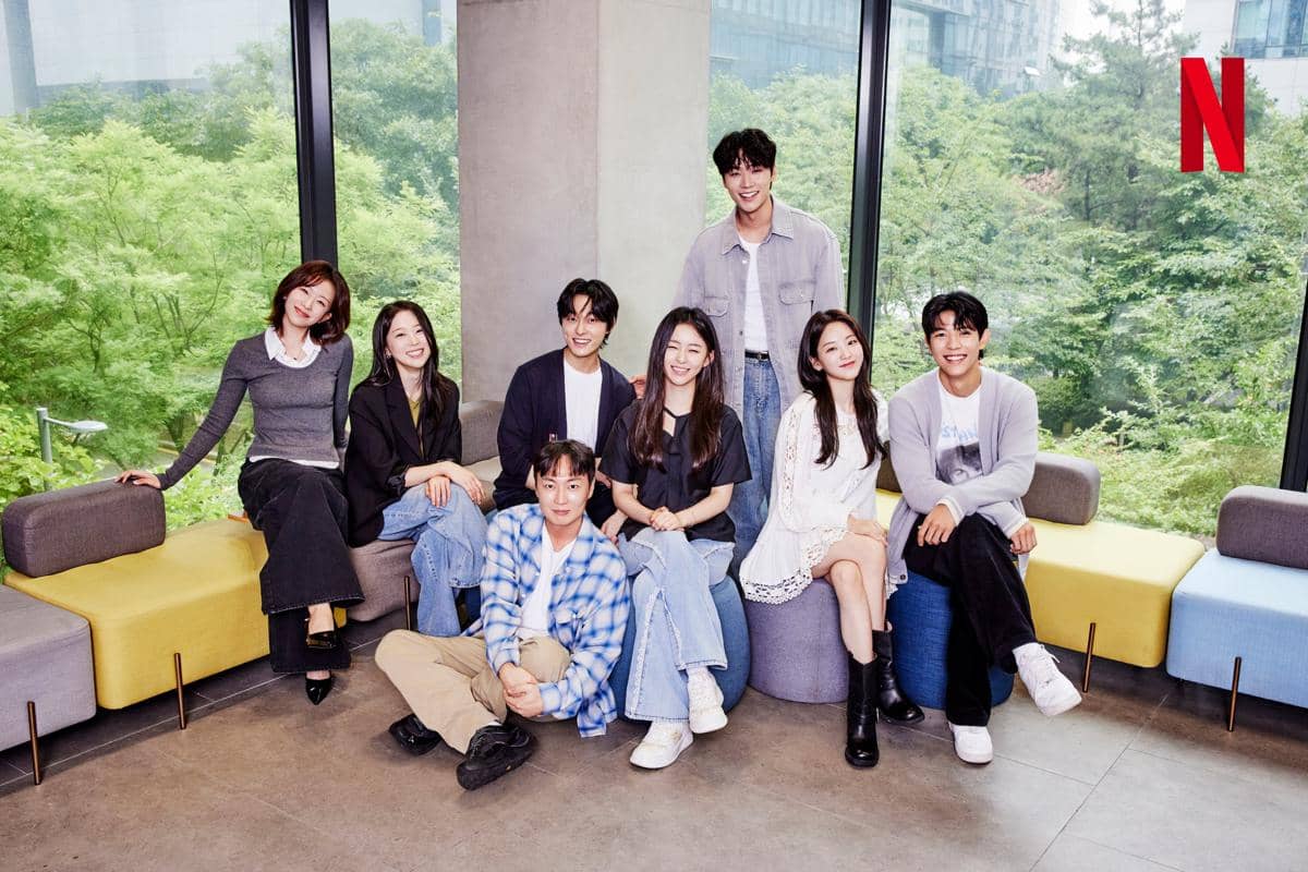 Potret para pemeran All of Us Are Dead 2 berpose bersama untuk promosi dalam unggahan Netflix Korea.