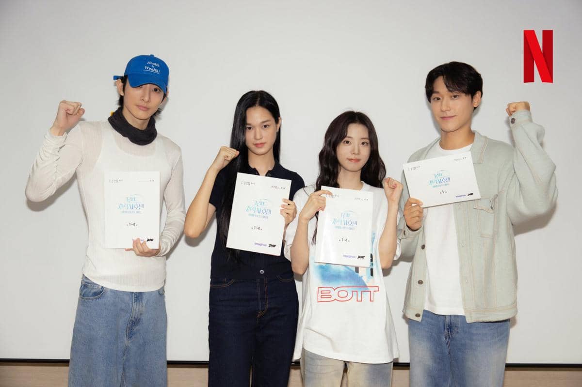 Sejumlah pemeran drama Grand Galaxy Hotel berpose bersama dalam satu potret promosi untuk serial tersebut.