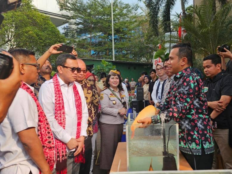 Kepala Barantin Banten, Abdul Kadir Karding dan Gubernur Banten, Andra Sono melepas ekspor komoditi unggulan asal Banten