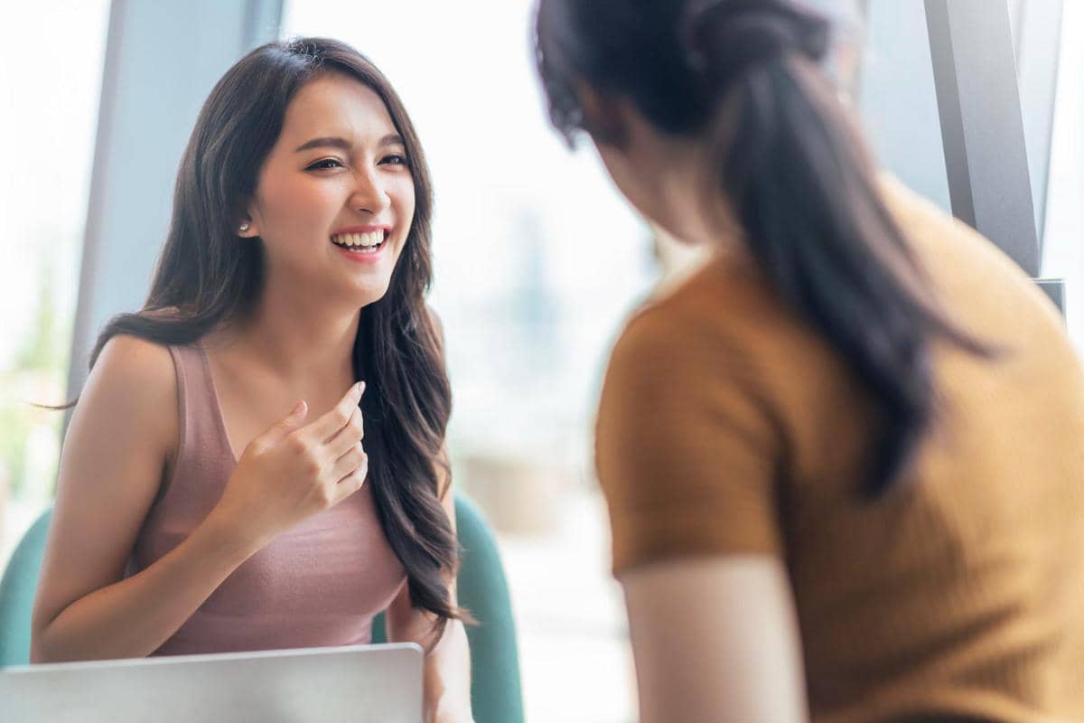 5 Tips Jadi Pribadi yang Soft Spoken, Bikin Orang Kagum!